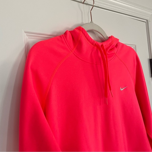 Nike Therma Fit Vibrant Neon Pink Fleece Pullover Hoodie Sweatshirt - Picture 6 of 10